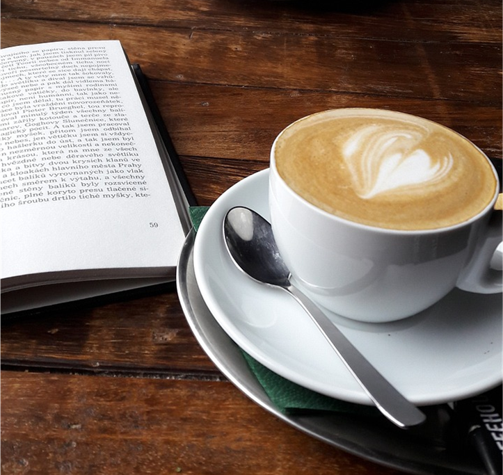 tasse de café, cuillière et livre