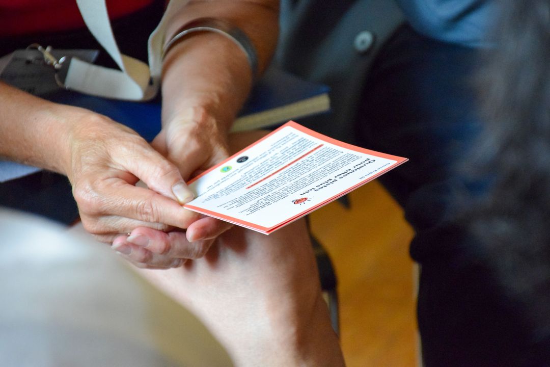 un personne tenant une carte de jeu dans ses mains