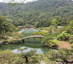 photo de la campagne japonaise avec un cours d'eau