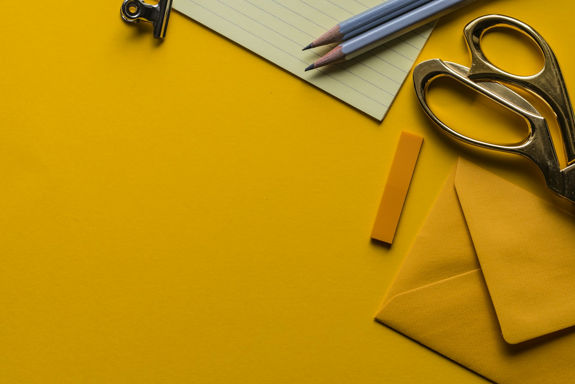 fournitures scolaires sur fond jaune
