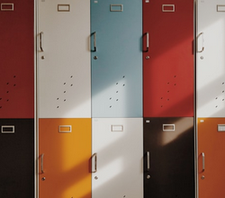 portes de casiers d'écoles colorées
