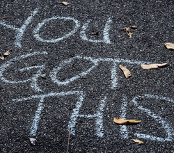 "you got this" écrit sur le sol à la craie