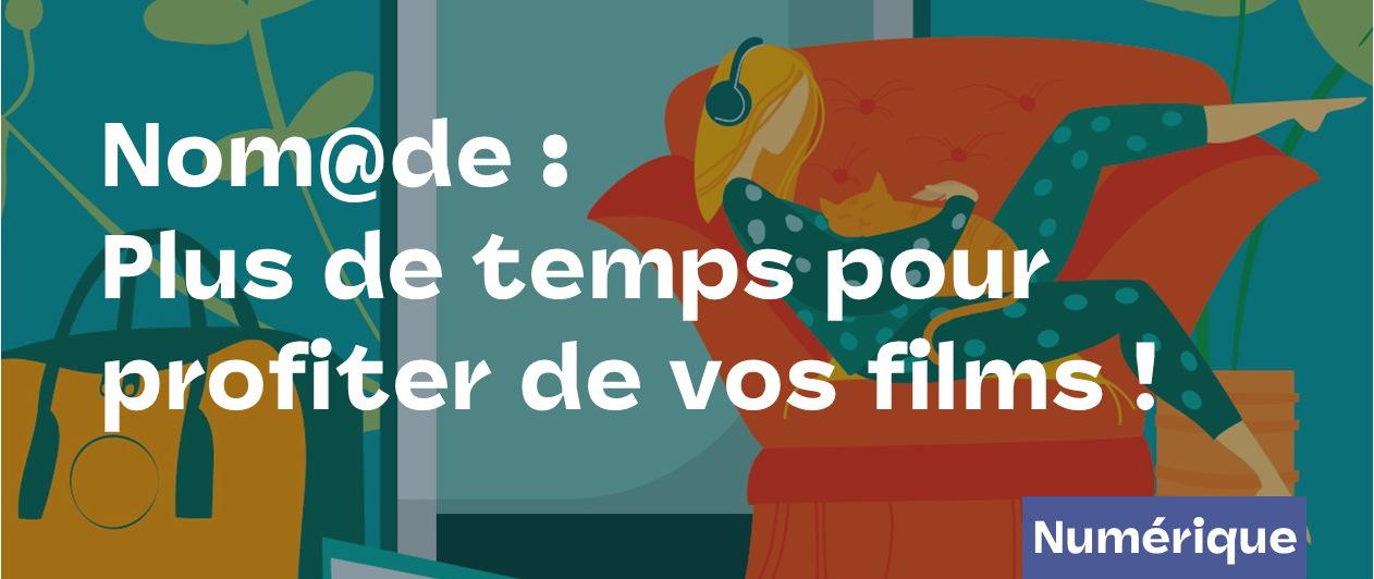 une personne sur un fauteuil avec un chat sur elle
