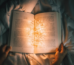 photo d'un livre ouvert avec une guirlande de LED dedans