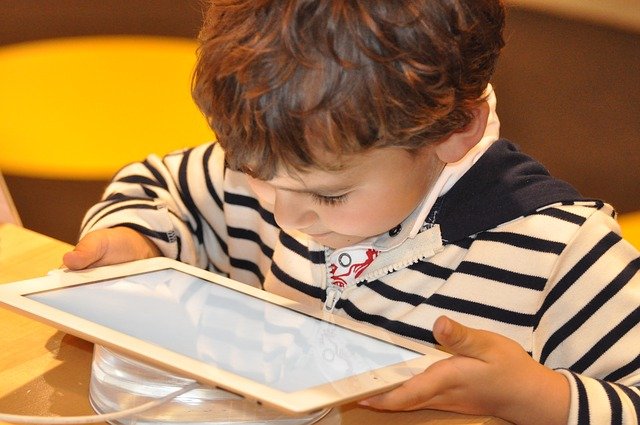 enfant avec une tablette