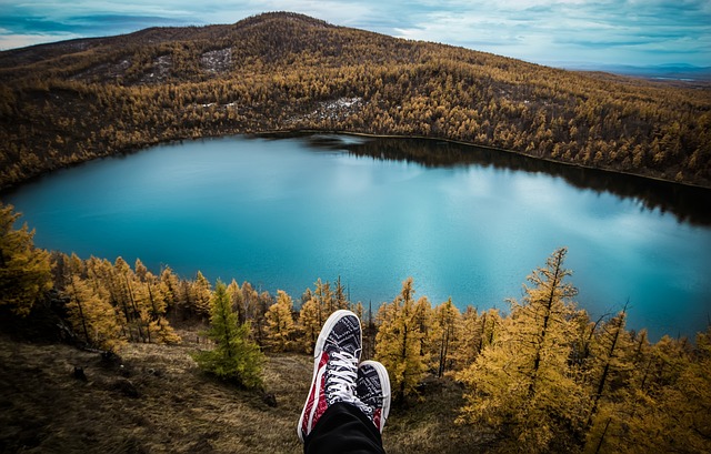 chaussures devant un paysage