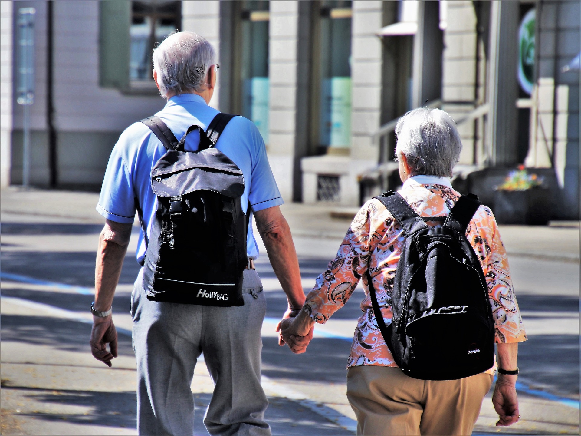 couple âgé de dos