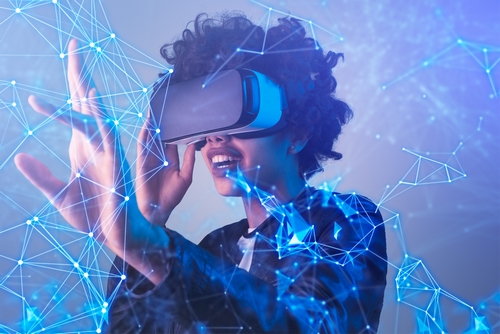 personne sur fond bleu portant un casque de réalité virtuelle