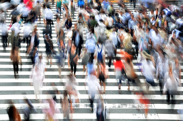 foule de personnes qui traversent un passage piéton