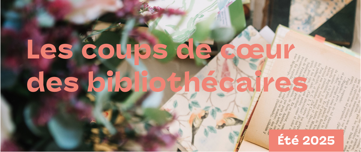 une pile de livres ouverts avec des plantes vertes