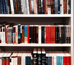 des étagères remplies de livres
