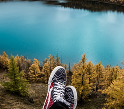 une paire de chaussures devant un lac